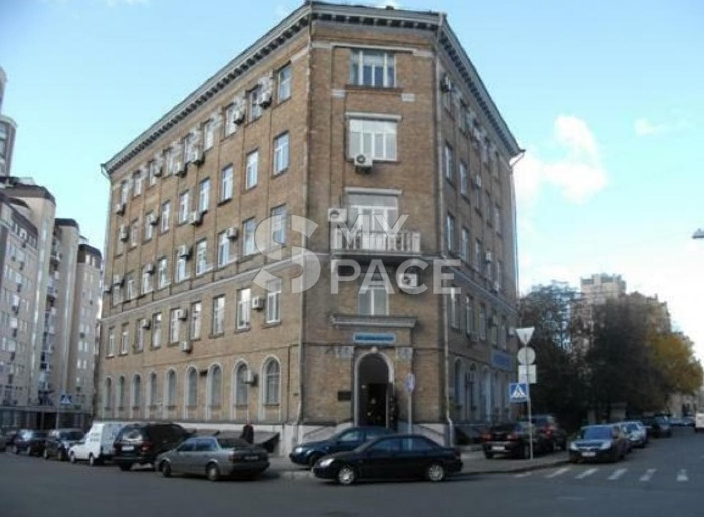 вул. Кудрявська, 5, 185 кв.м.