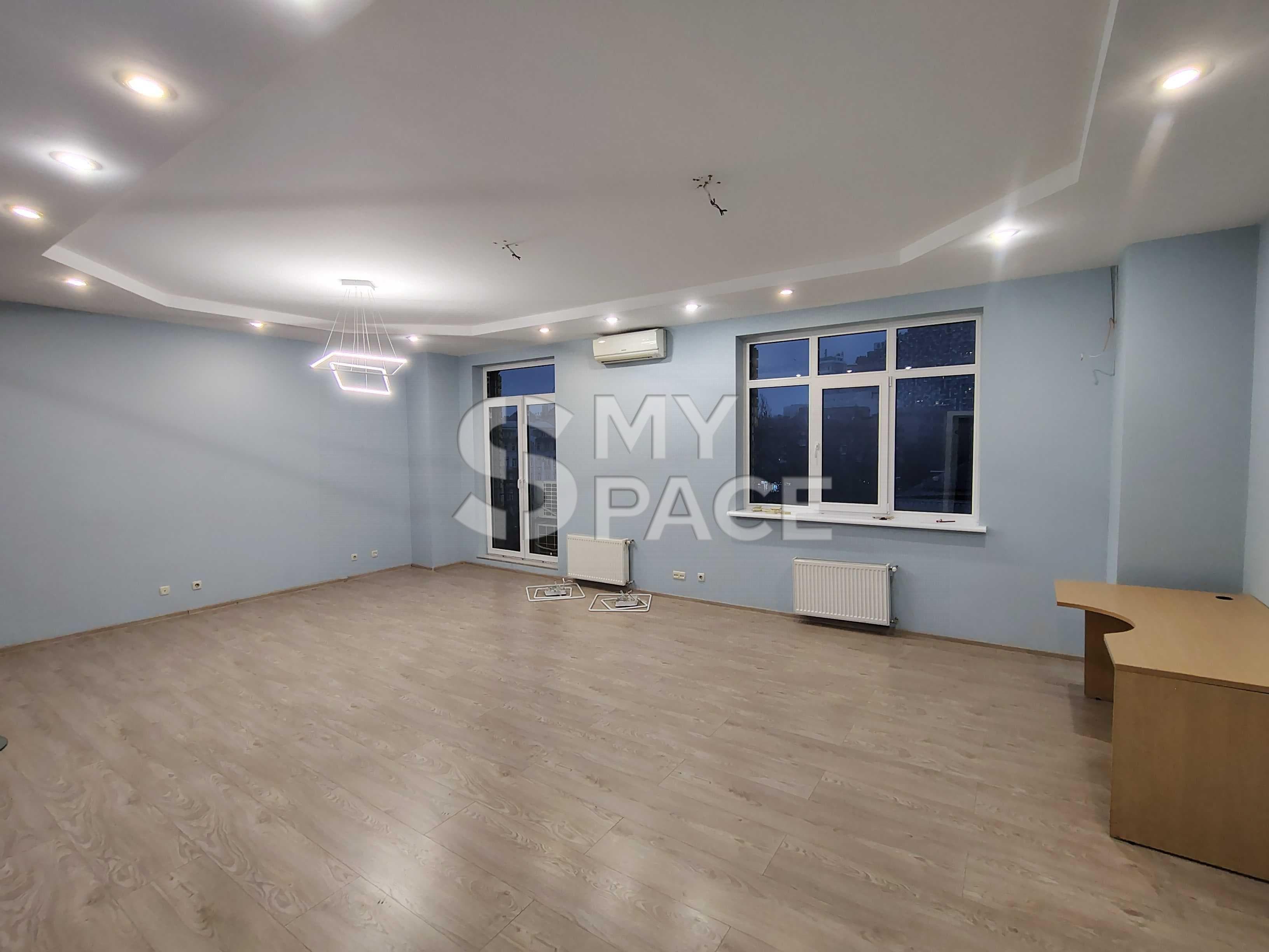 продам чотирикімнатну квартиру 140м. центр парк 2станції метро паркінг бомбосховище світо Терміново.