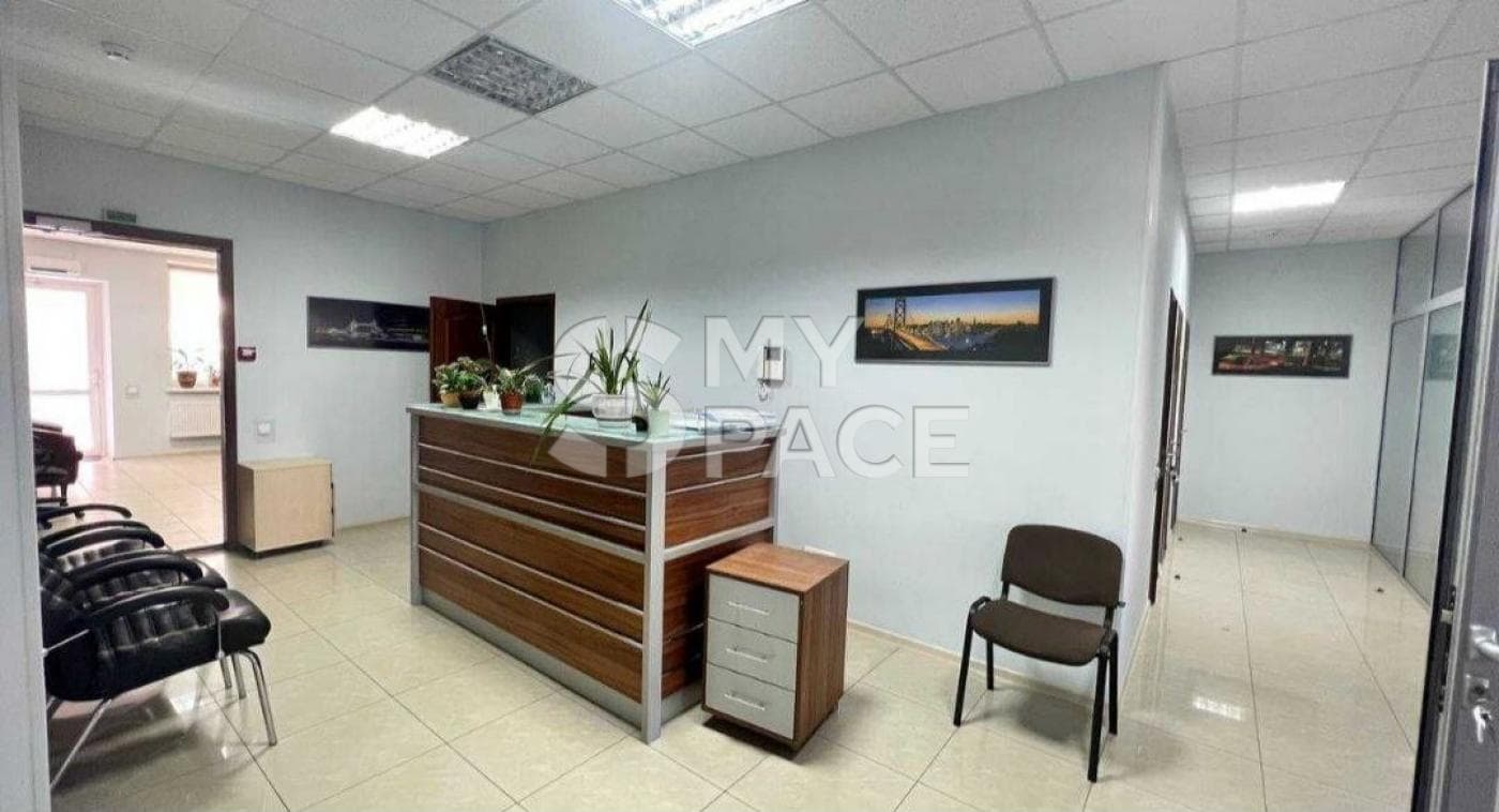 Вул. Євгена Коновальця 32