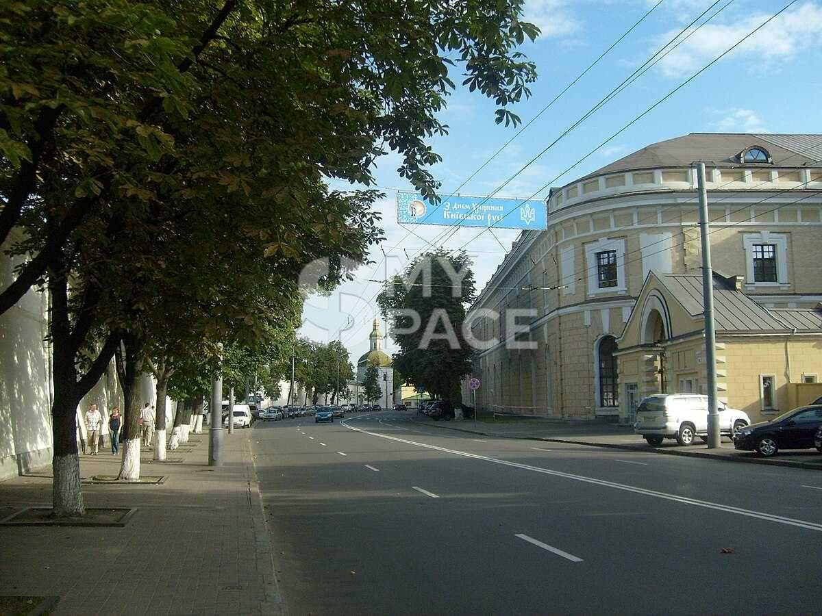 вул. Лаврська, 8