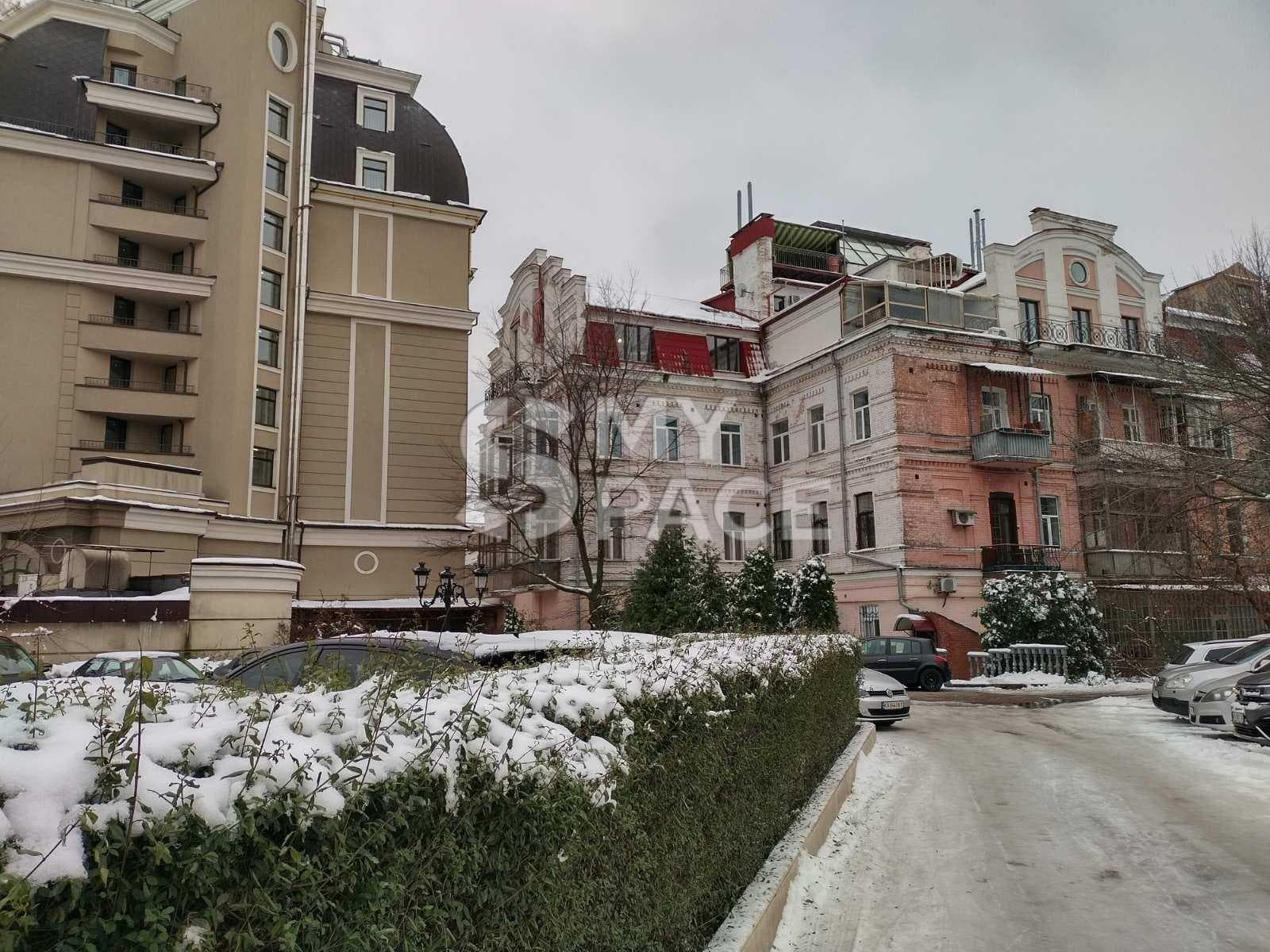 Велика Житомирська 4в,