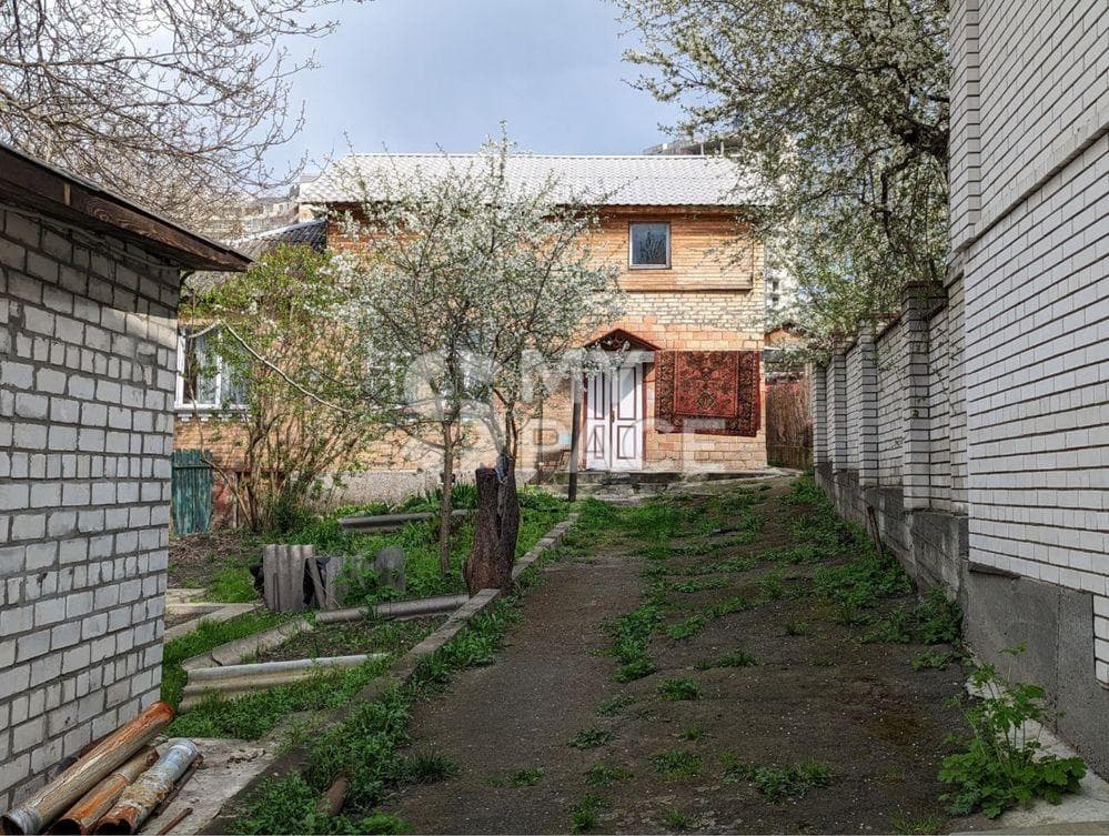 вул. Карпатська, 15