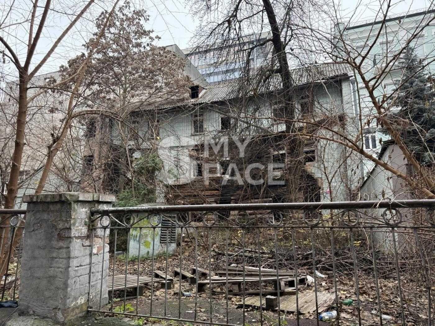 Окремо стоячоа будівля в центрі Києва вул. Саксаганського 4Б 4,2 сотки