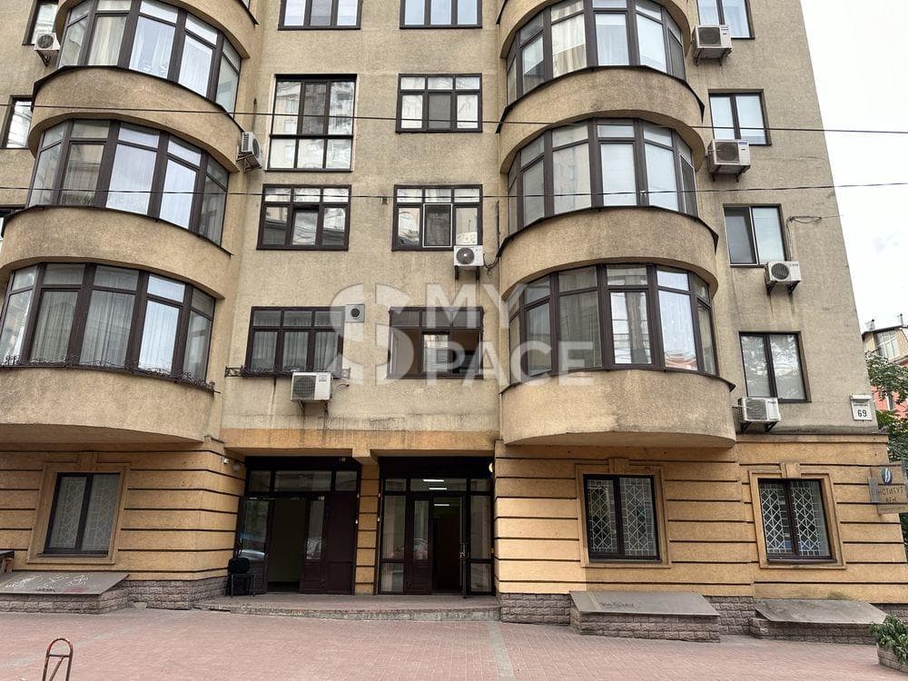 TERMINOVO! Prodaietsia prymishchennia 567 kv.m na vul. Dmytrivska 69.