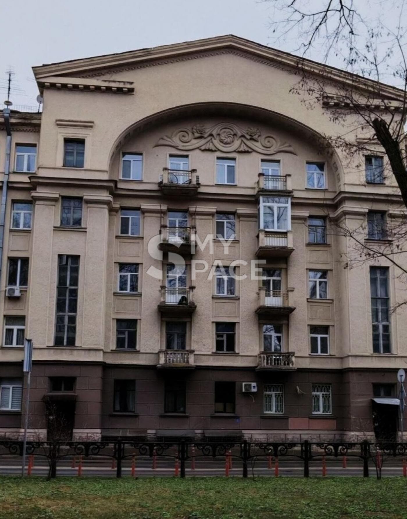 Михайла Грушевського 9