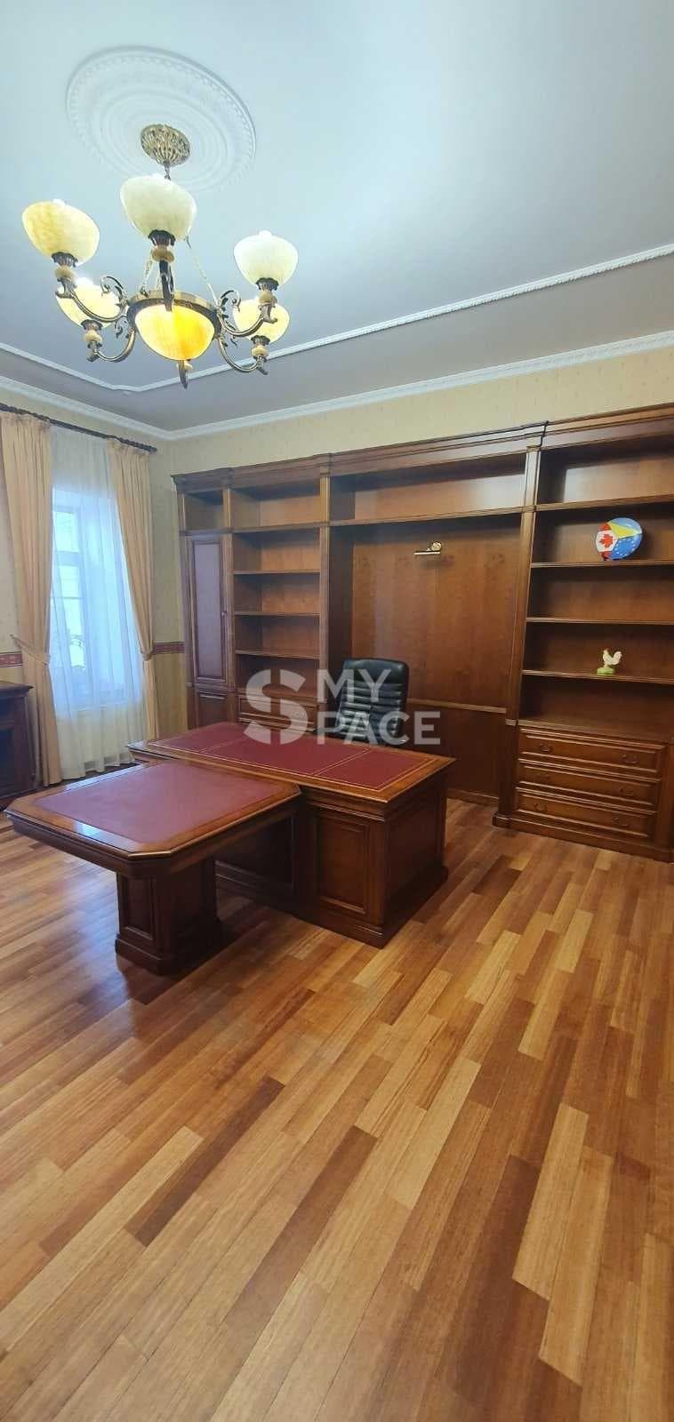 Круглоуніверститетська вул., 4